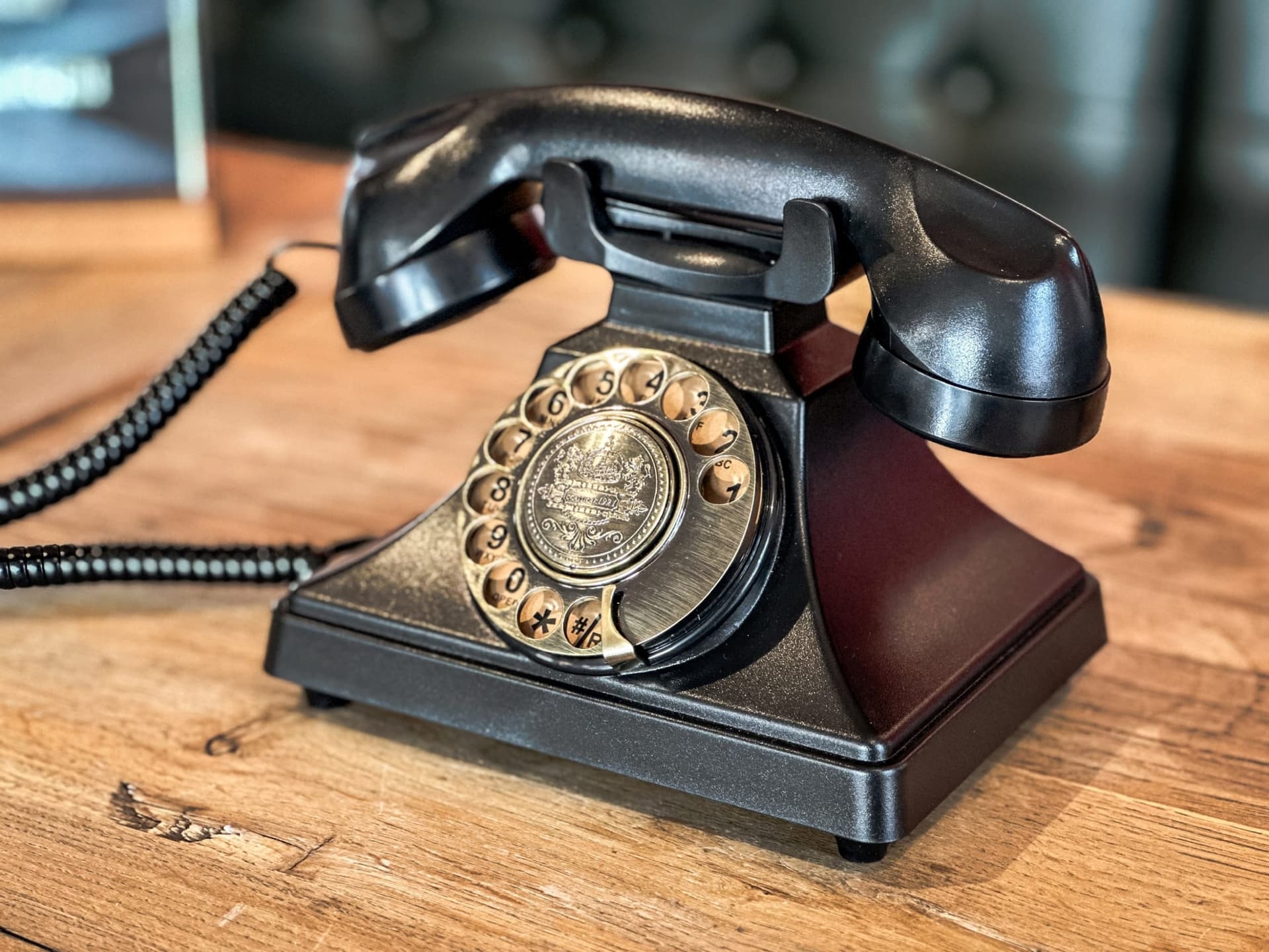 Vintage-Gästetelefon Nahaufnahme mit Holzkasten